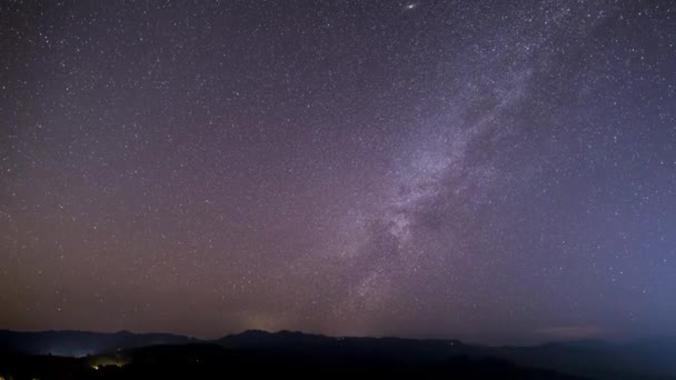 Samanyolu Yıldız Geceleyin Tayland Kuzeydoğusundaki Dağın Tepesine Doğru Ilerliyor — Stok video