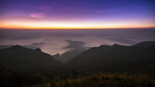 泰国冬季日出时分山上多云的雾景观 — 图库视频影像