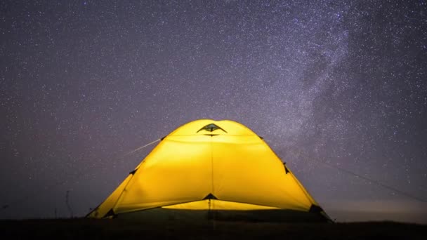 Leitosa Estrelas Noite Céu Claro Acima Montanha Com Barraca Acampamento — Vídeo de Stock