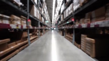 Kargo rafında palette ürün vardı.