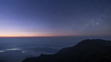 Suyun yerini yansıtan dağlarla dolu renkli bir gün doğumu. Tayland 'ın güneyinde