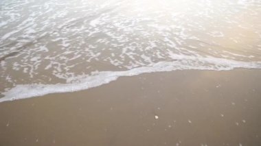 Tayland 'ın güneyindeki renkli gökyüzü altında güneş doğarken kumsalda