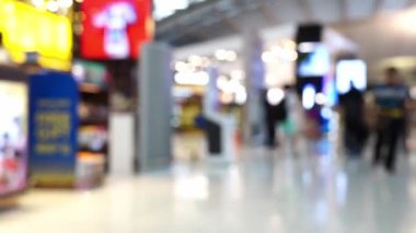 Bulanık yolcular havaalanında yürüyor.