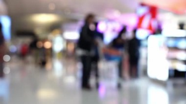 Bulanık yolcular havaalanında yürüyor.