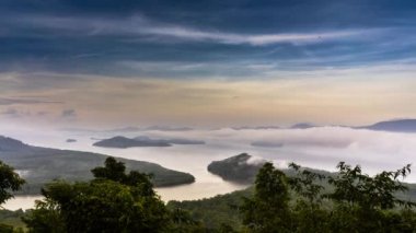 Tayland 'da kış mevsiminin gündoğumunda dağın tepesindeki bulutlu manzaranın zaman turları 