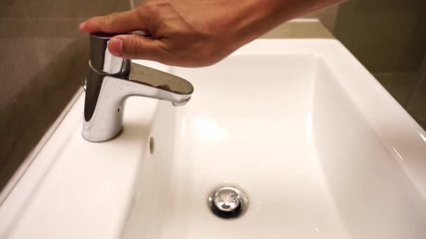 Händerna Tvättas Med Vatten Vilorummet — Stockvideo