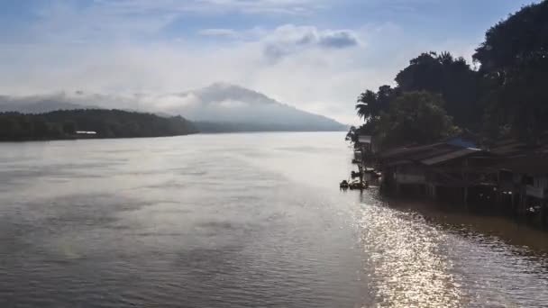 Rivier Langs Berg Onder Bewolkte Hemel Locatie Noord Oosten Van — Stockvideo