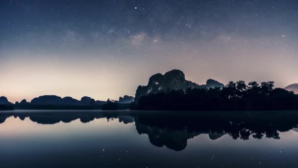 Milkyway Estrella Noche Reflexión Sobre Agua Presa — Vídeos de Stock