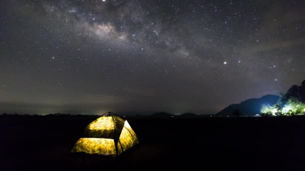 Samanyolu Gece Vakti Kamp Çadırının Üstünde Gökyüzünde Hareket Ediyor — Stok video