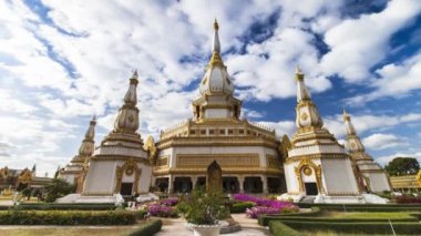 Tayland tapınağında gündüz vakti bulutlu gökyüzünün altında altın pagoda.