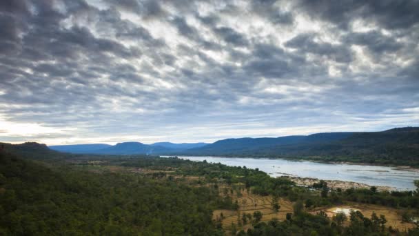 Een Khong Rivier Langs Berg Onder Bewolkte Hemel Locatie Ten — Stockvideo