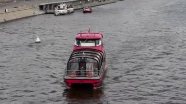 Moskova nehrinde turist tekneleri