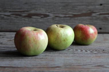 Elmalar ahşap masada.