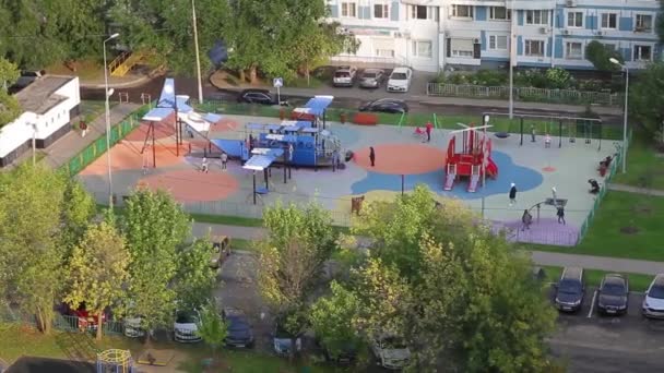 Plac Zabaw Dzielnicy Mieszkalnej Moskwy — Wideo stockowe