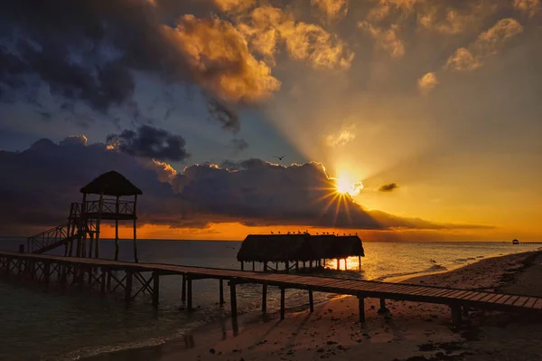 Wschód Słońca Tropikalnej Kubańskiej Plaży Obok Małego Drewnianego Molo Niektóre — Zdjęcie stockowe