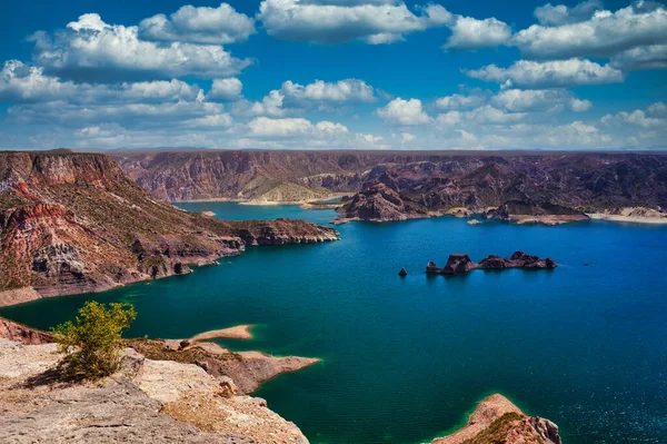    El Atuel Kanyonu 'ndan panoramik manzara, Mendoza, Arjantin    