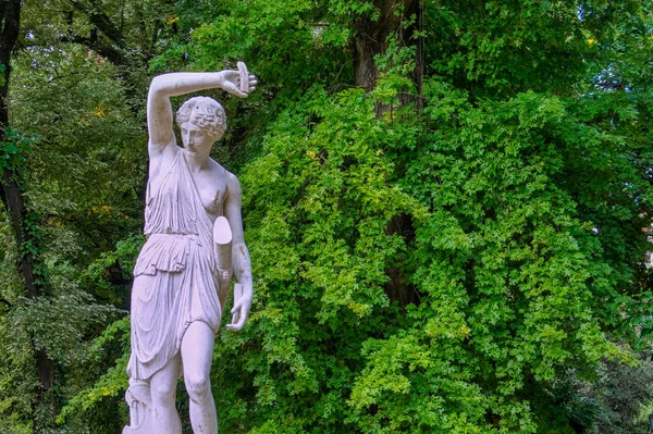 Біла Мармурова Скульптура Амазони Створена Піріллі Оточена Зеленою Рослинністю Парку — стокове фото