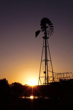  Kırsalda gün batımında yel değirmeni                            