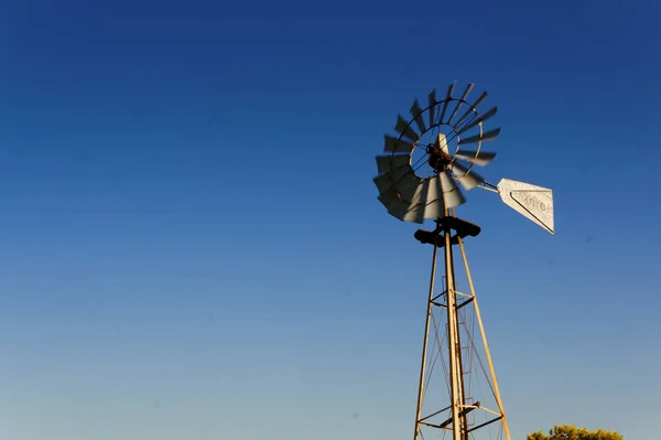 Alte Metallwindmühle Mit Blauem Himmel Als Hintergrund — Stockfoto