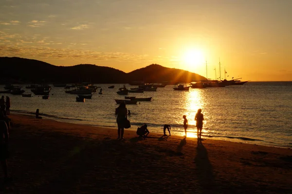 Menschen Genießen Den Sonnenuntergang Strand Von Buzios Brasilien — Stockfoto