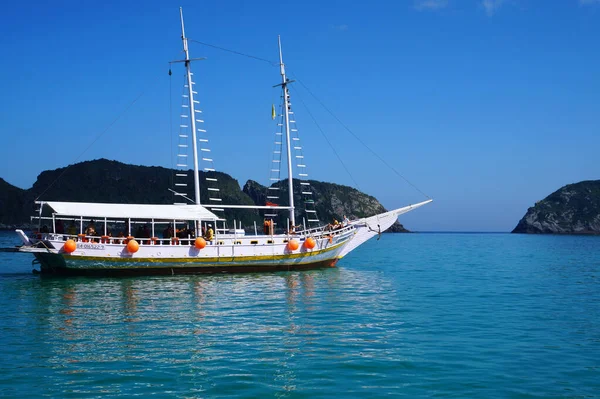 Brezilya, Arrial do Cabo 'da yüzen eski bir ahşap gemi..