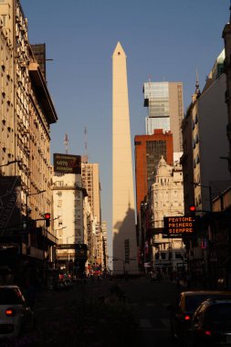 Corrientes Bulvarı alacakaranlıkta, Buenos Aires 'teki Obelisk' e bakıyor.