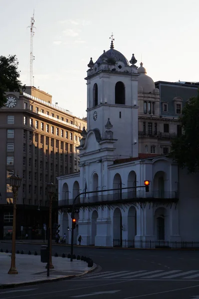 殖民地时期的 Cabildo 前市政厅侧视图 在布宜诺斯艾利斯市黄昏时拍的 — 图库照片
