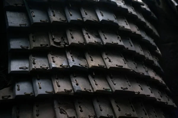 Yan tarafları yumuşak odaklı metal zırhı kapat.