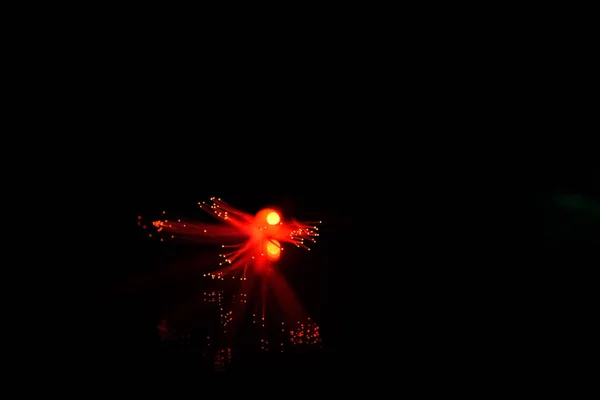分離の黒の背景に光ファイバ ケーブル — ストック写真