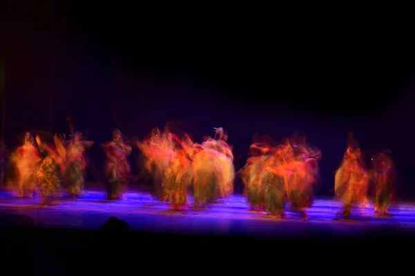 Groupe Personnes Dansant Sur Scène Contre Noir Foncé — Photo