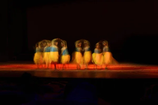 Grupo Personas Bailando Escenario Contra Negro Oscuro — Foto de Stock