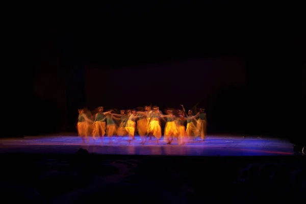 Groupe Personnes Dansant Sur Scène Contre Noir Foncé — Photo