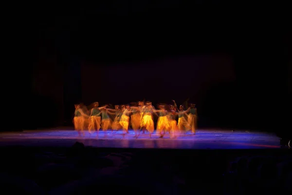 Grupo Personas Bailando Escenario Contra Negro Oscuro — Foto de Stock