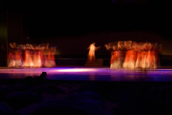 Grupo Personas Bailando Escenario Contra Negro Oscuro — Foto de Stock