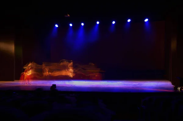 Eine Gruppe Von Menschen Tanzt Auf Der Bühne Gegen Dunkelschwarz — Stockfoto