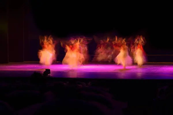 Bir Grup Insan Koyu Siyah Karşı Sahnede Dans — Stok fotoğraf