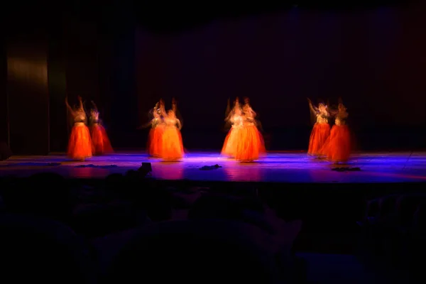 Група Люди Танцюють Сцені Чорному Фоні — стокове фото