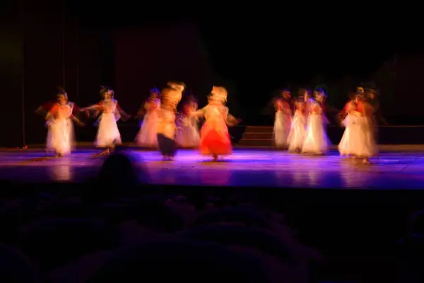 Grupo Personas Bailando Escenario Sobre Fondo Negro — Foto de Stock