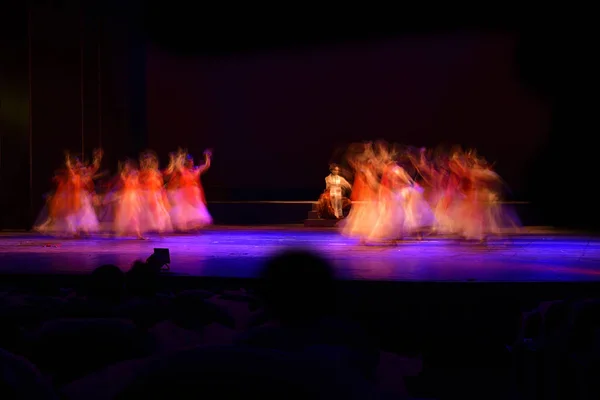 Grupo Personas Bailando Escenario Sobre Fondo Negro — Foto de Stock