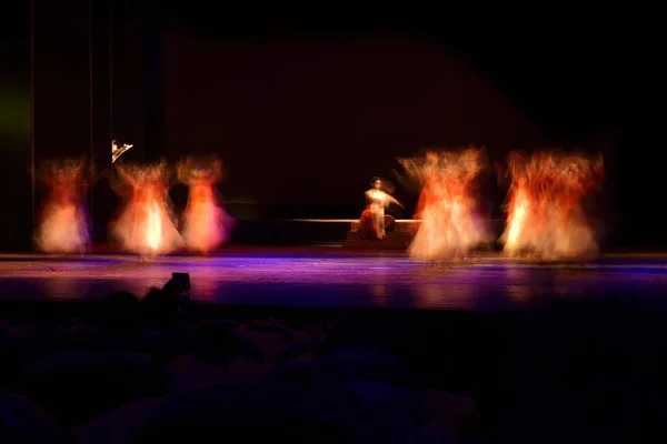 Grupo Personas Bailando Escenario Sobre Fondo Negro — Foto de Stock