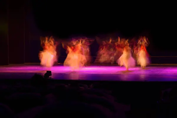 Grupo Personas Bailando Escenario Sobre Fondo Negro — Foto de Stock