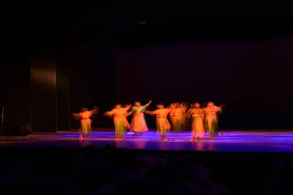 Grupo Pessoas Dançando Palco Contra Fundo Preto — Fotografia de Stock