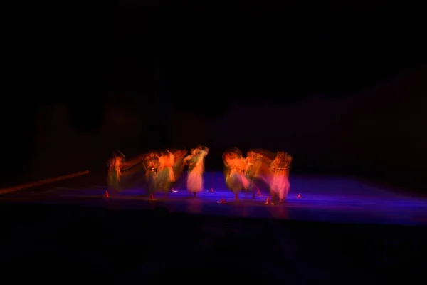 Siyah Arka Plana Karşı Sahnede Dans Eden Bir Grup Insan — Stok fotoğraf