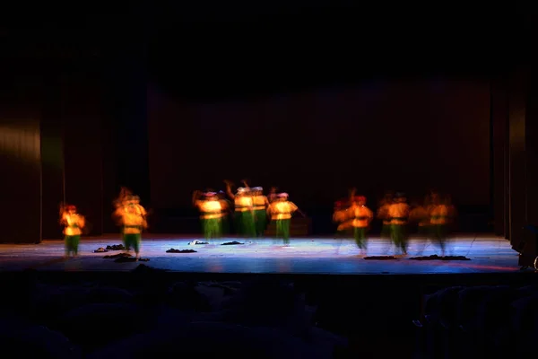 Grupo Personas Bailando Escenario Sobre Fondo Negro — Foto de Stock