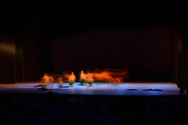 Група Люди Танцюють Сцені Чорному Фоні — стокове фото
