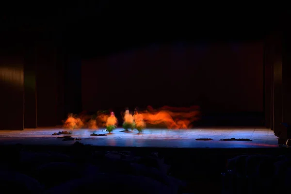 Grupo Personas Bailando Escenario Sobre Fondo Negro — Foto de Stock