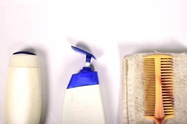 Beyaz arka plan üzerinde saç güzellik ürünleri