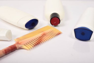 Beyaz zemin üzerine tarak ile saç şekillendirme ürünleri