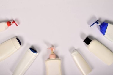 Beyaz arka plan üzerinde vücut bakım ve güzellik ürünleri plastik şişe