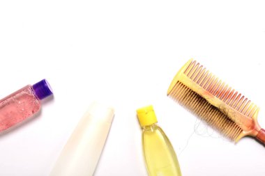 Saç tarak ve beyaz arka plan üzerinde şampuan